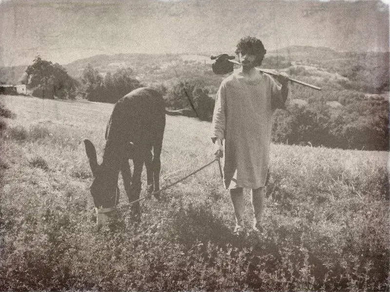 Giovanni di Lorenzo da Piccardia walking toward Lucca — historical reenactment