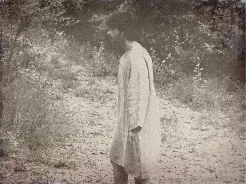 A gaze that lingers — historical reenactment